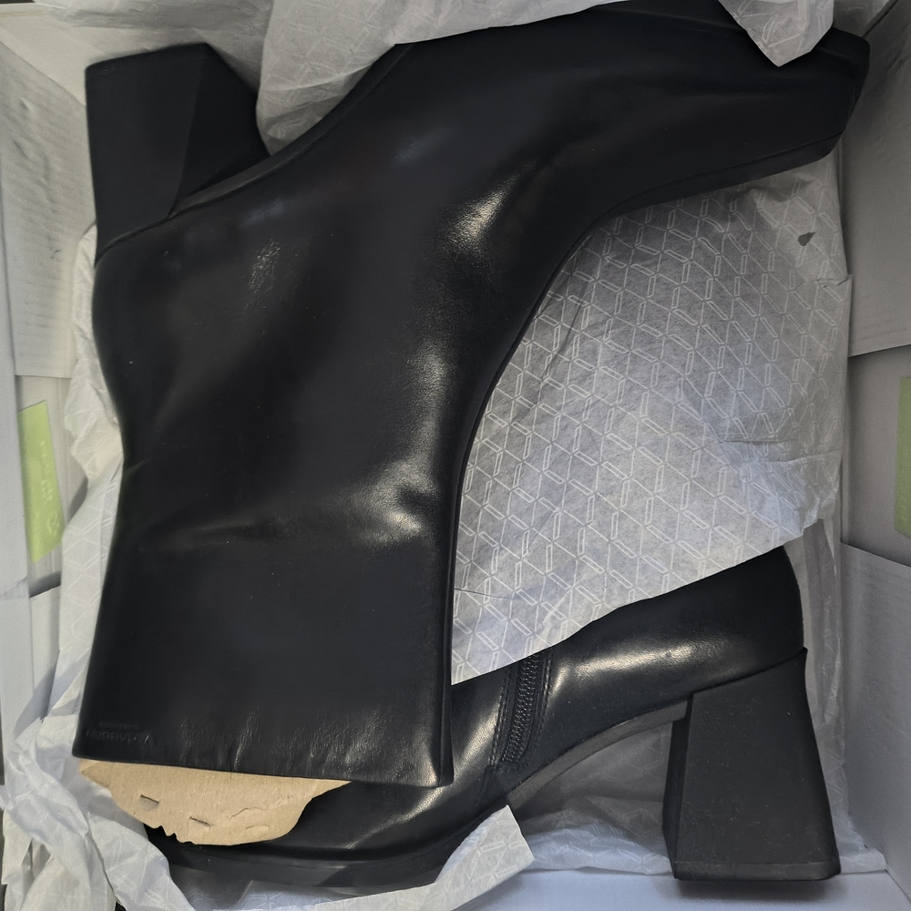 Vagabond Black Heeled Boots with Block Heel and Smooth Finish